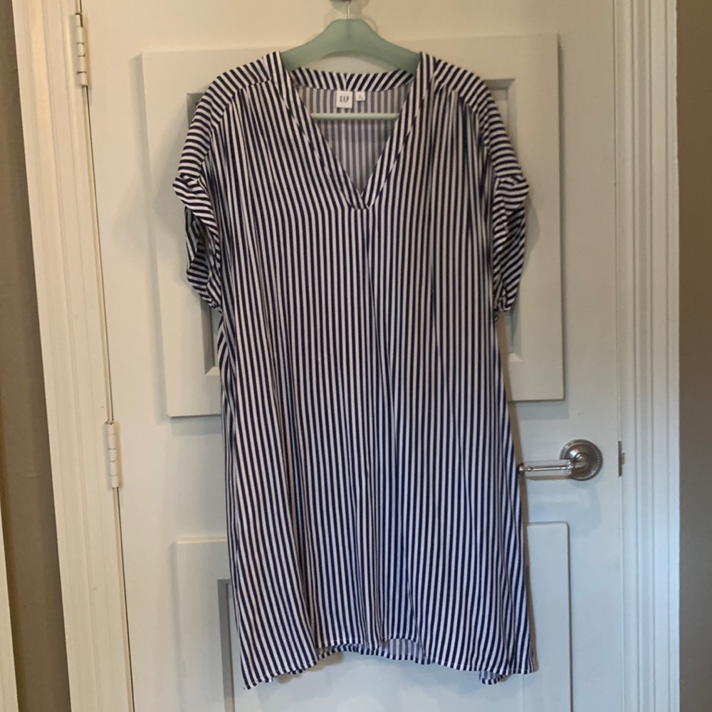 Great casual dress. Fabric perfect for travel. More mini for taller buyer.